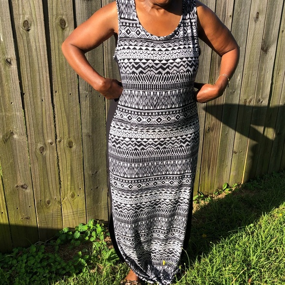 NWOT BLACK AND WHITE AZTEC PRINT SIDE SLIT MAXI DRESS - Picture 2 of 6